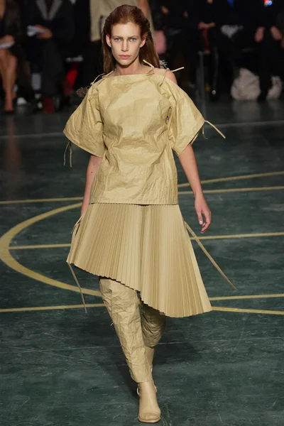 Look 16